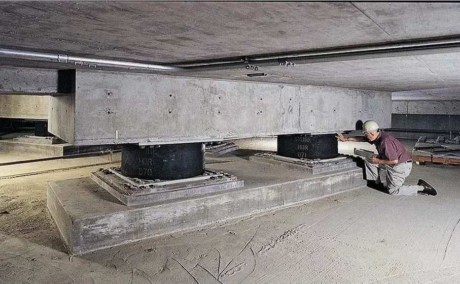 Conception d'isolation sismique à la base à Boulogne-Billancourt : approche technique